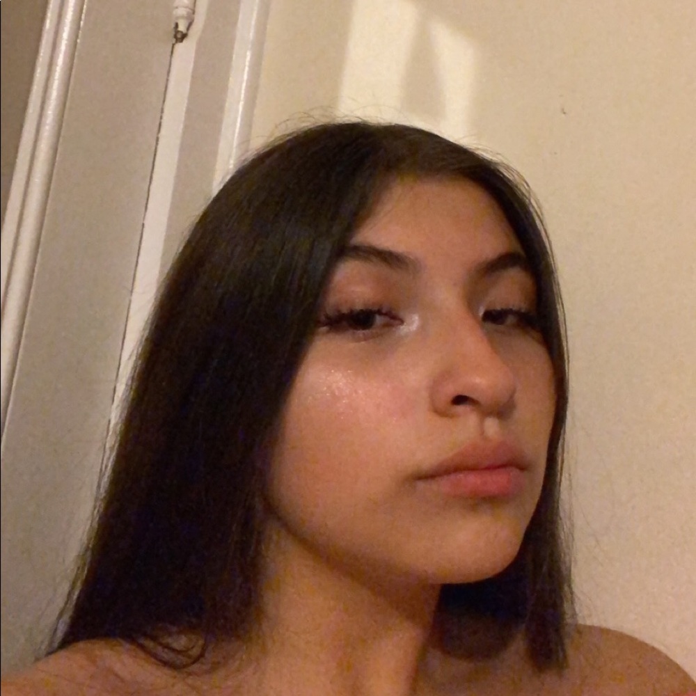Meet your Posher, Idania
